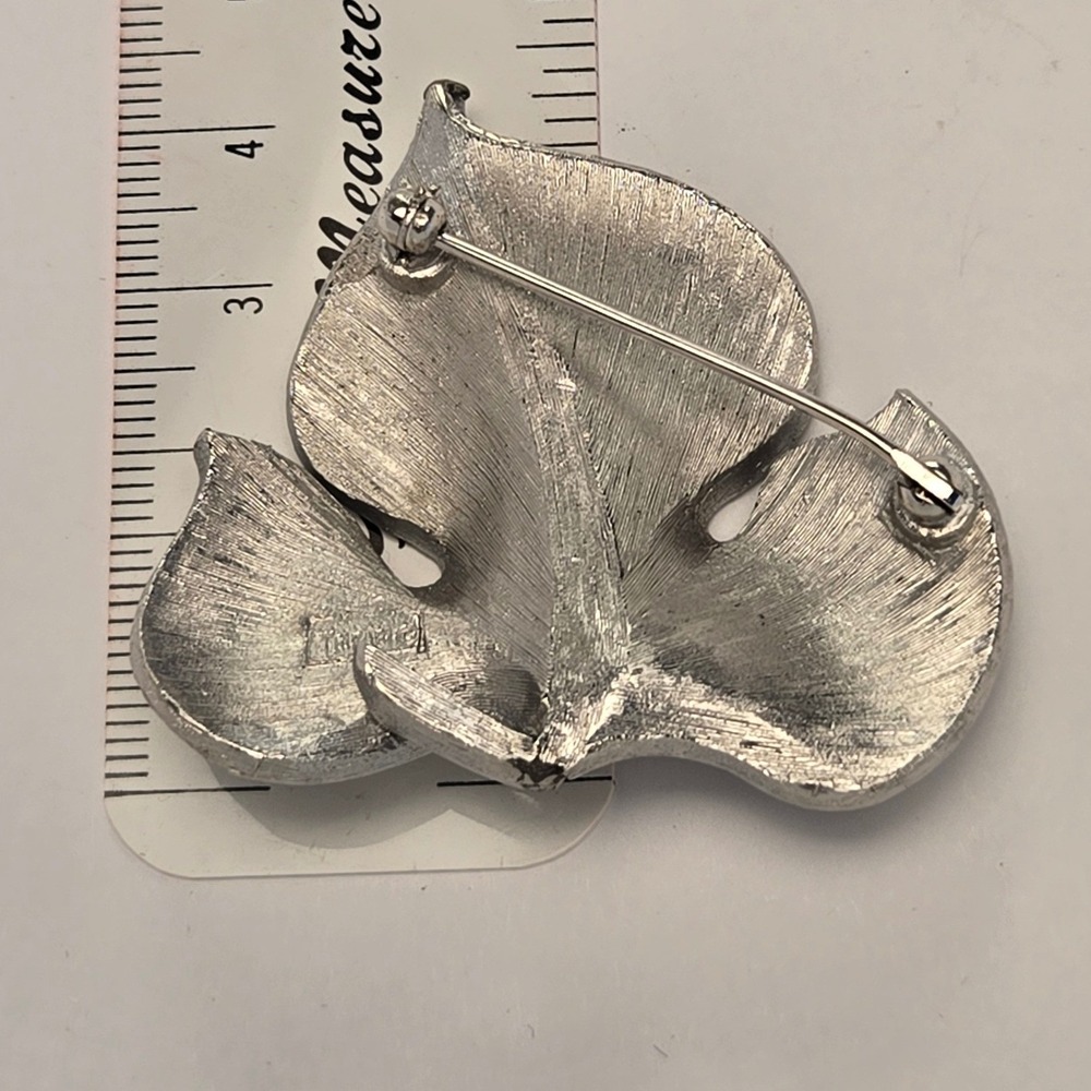 Trifari Leaf Brooch Womens OS Silver Excellent Vintage Brushed Textured MCM Pin